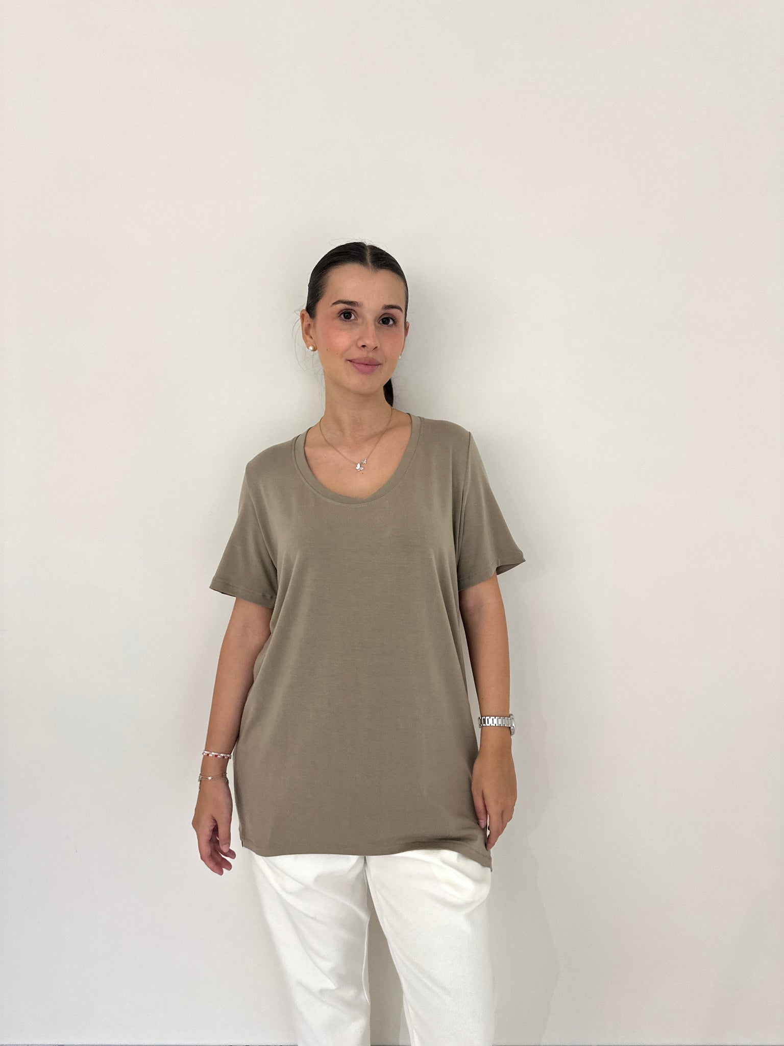 Camiseta Marylin de Maider Alzaga, color beige, frontal.