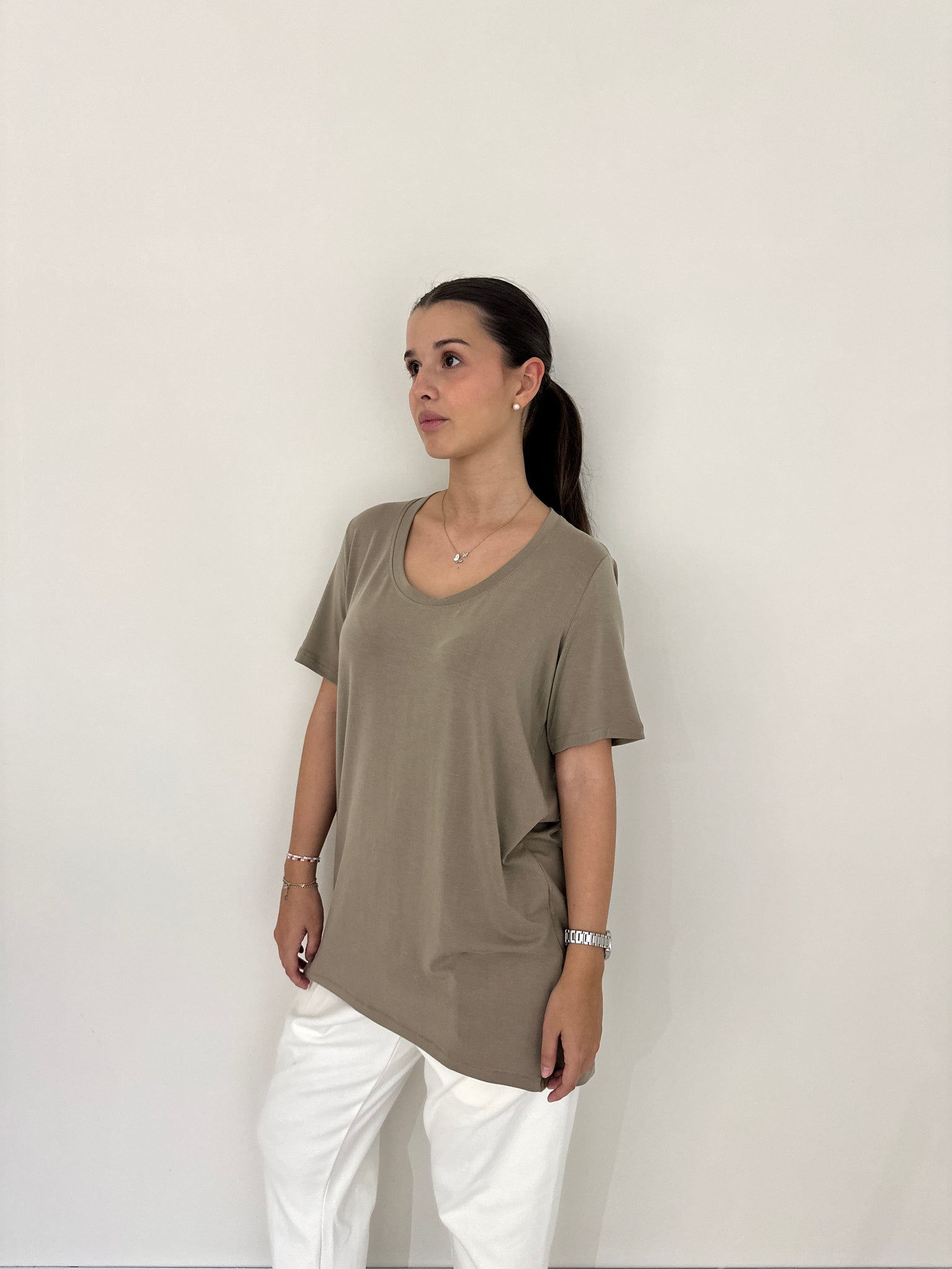 Camiseta Marylin de Maider Alzaga, color beige, lateral.