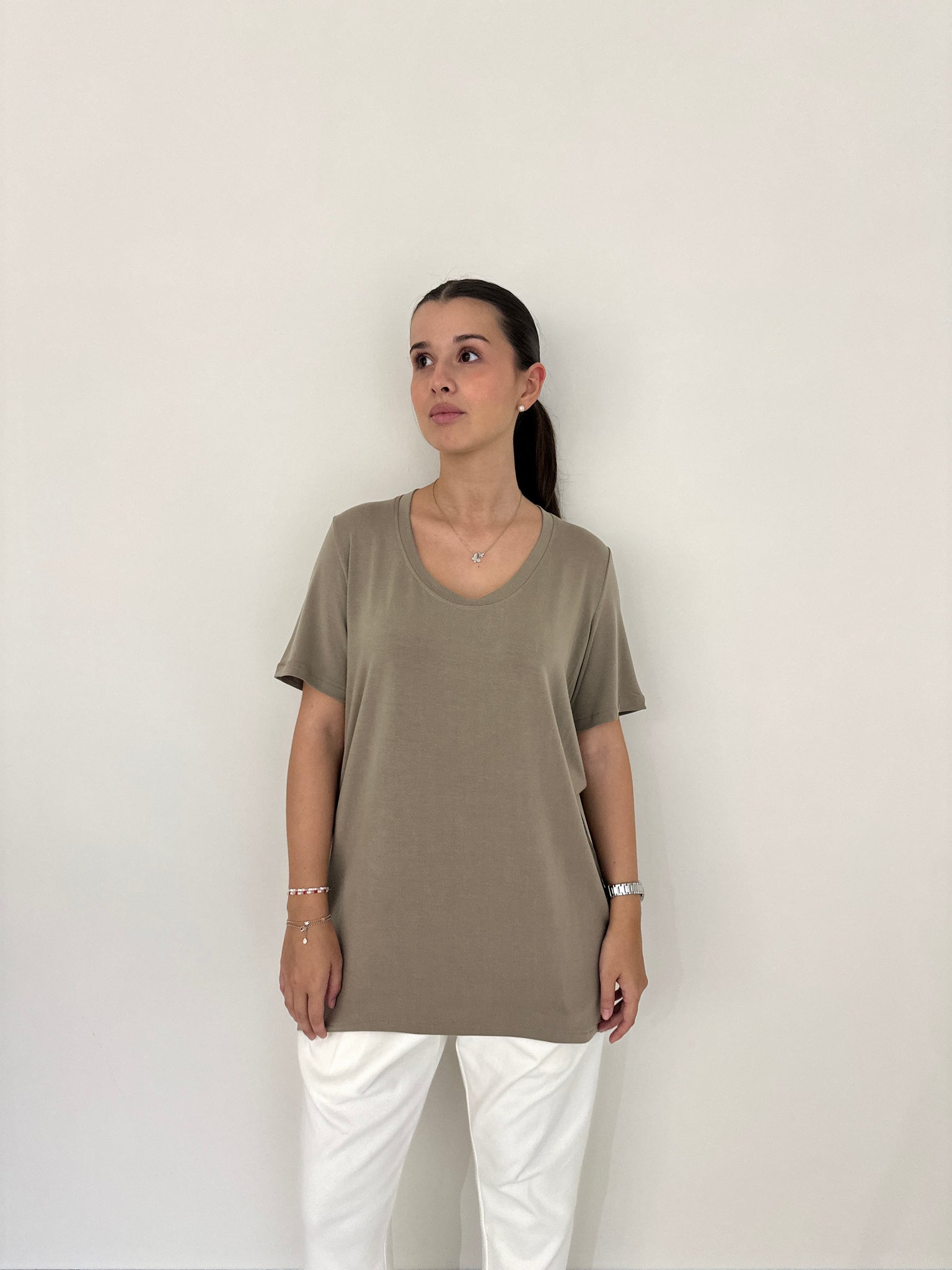 Camiseta Marylin de Maider Alzaga, color beige, tres cuartos.