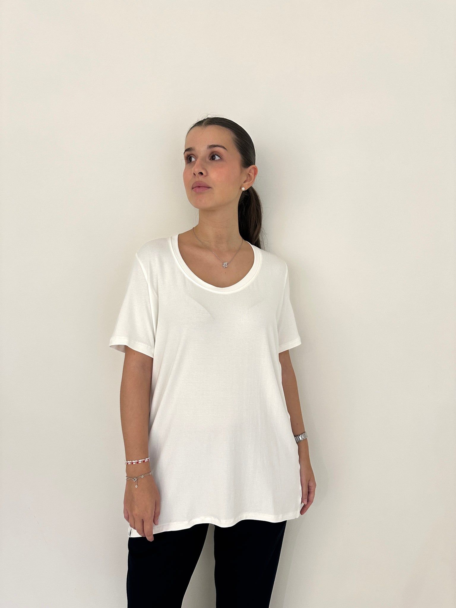 Camiseta Marylin de Maider Alzaga, color blanca, tres cuartos.