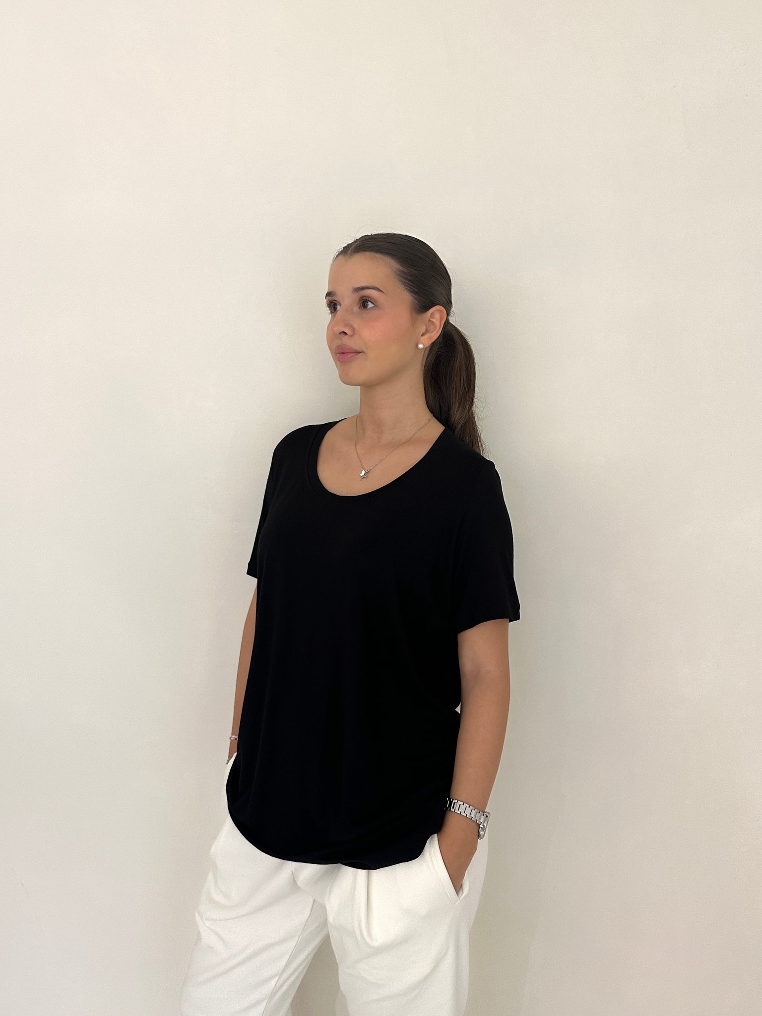 Camiseta Marylin de Maider Alzaga, color negra, lateral.