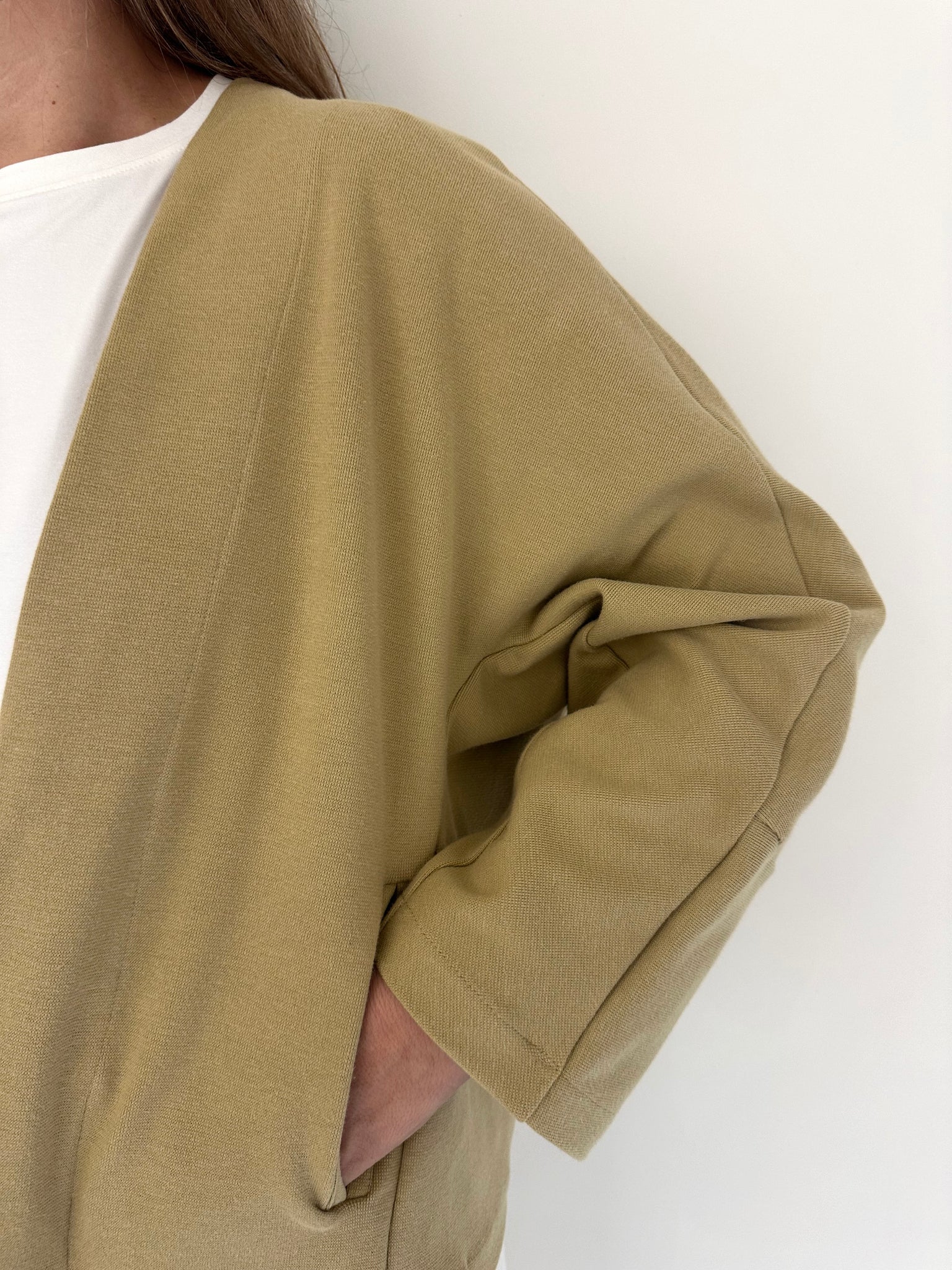 Chaqueta Irati de Maider Alzaga, color beige, detalle bolsillo.