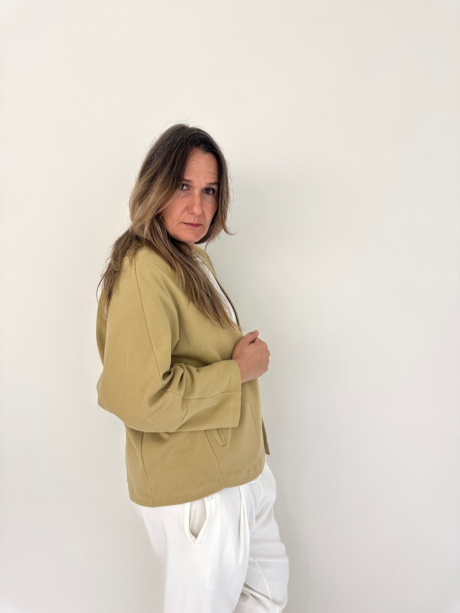 Chaqueta Irati de Maider Alzaga, color beige, detalle bolsillo.