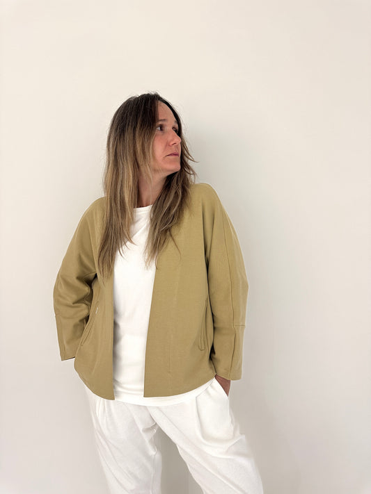 Chaqueta Irati de Maider Alzaga, color beige, frontal.