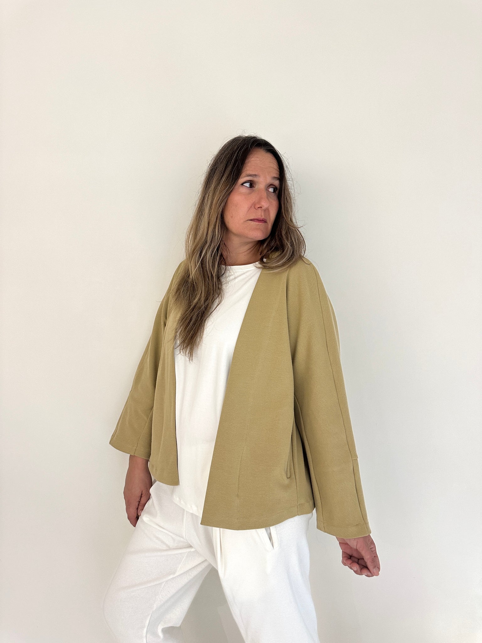 Chaqueta Irati de Maider Alzaga, color beige, frontal.