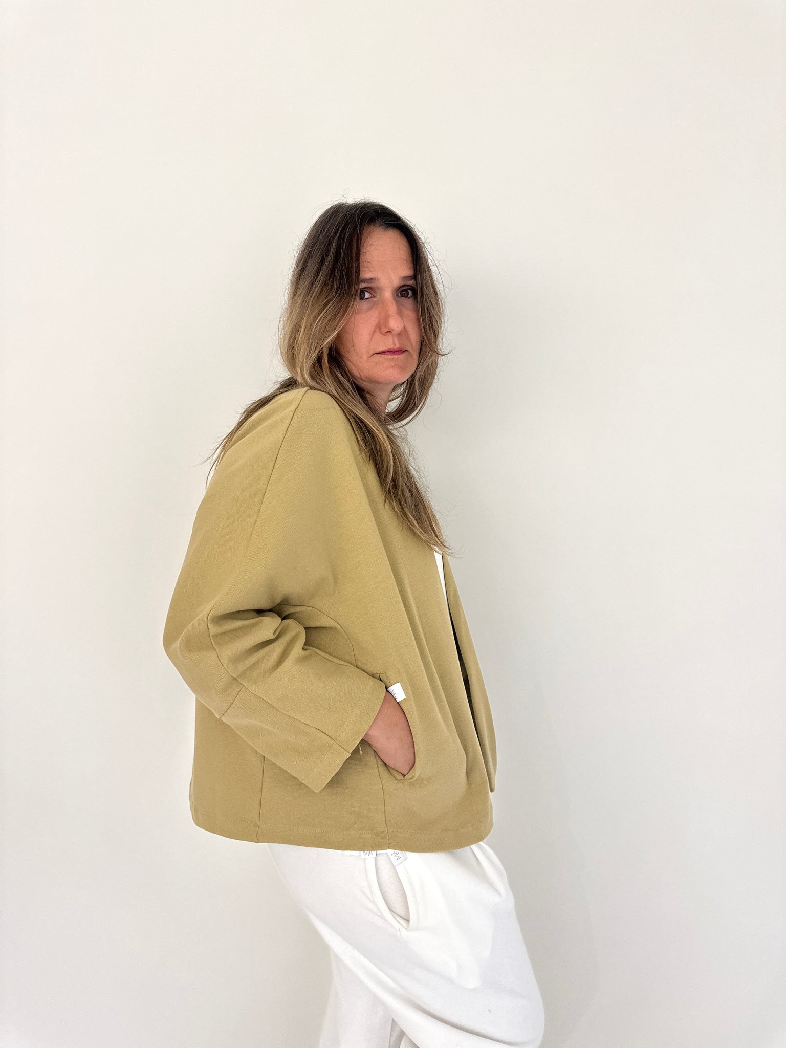 Chaqueta Irati de Maider Alzaga, color beige, lateral.