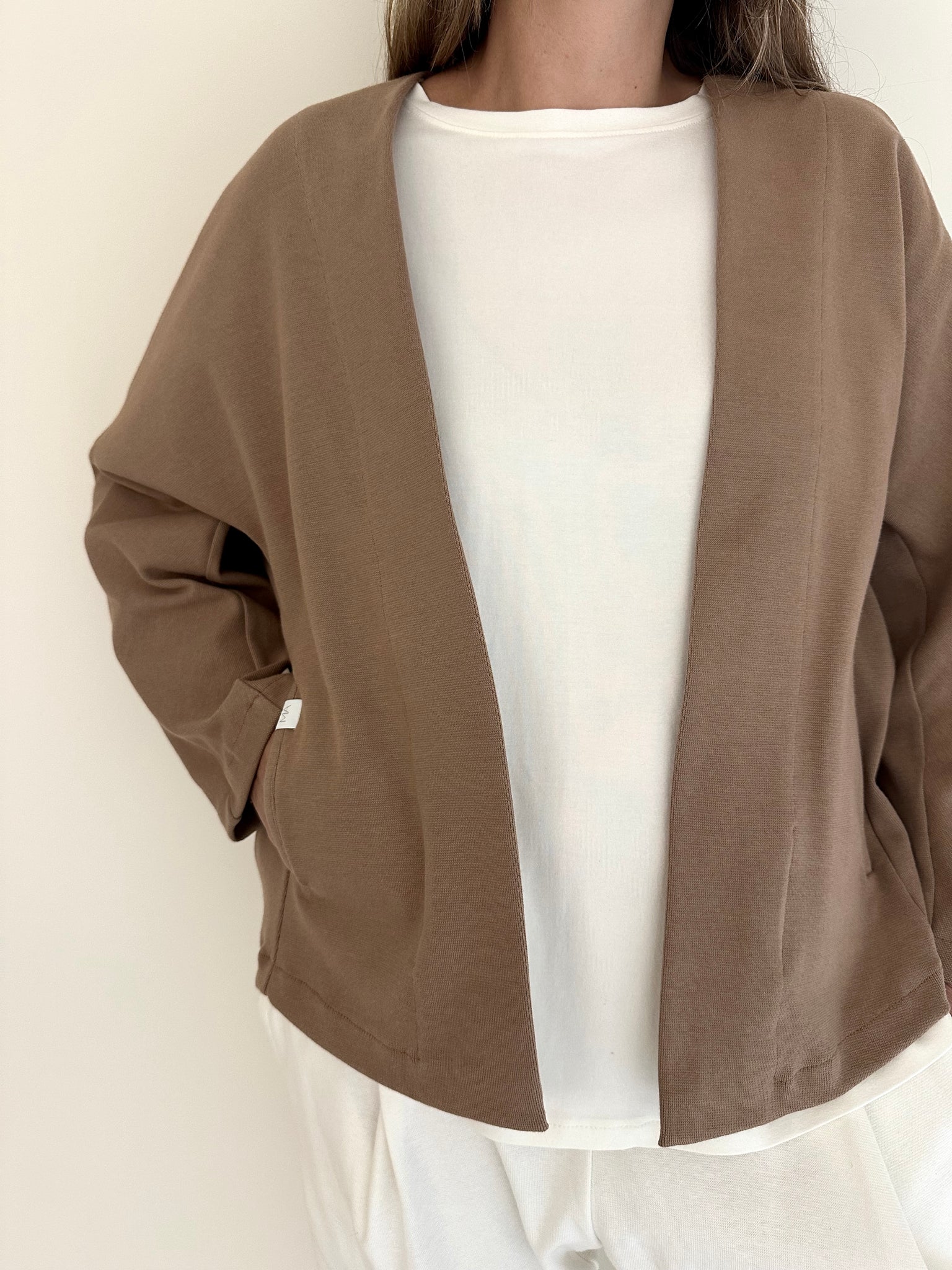 Chaqueta Irati de Maider Alzaga, color maquillaje, detalle delantero.