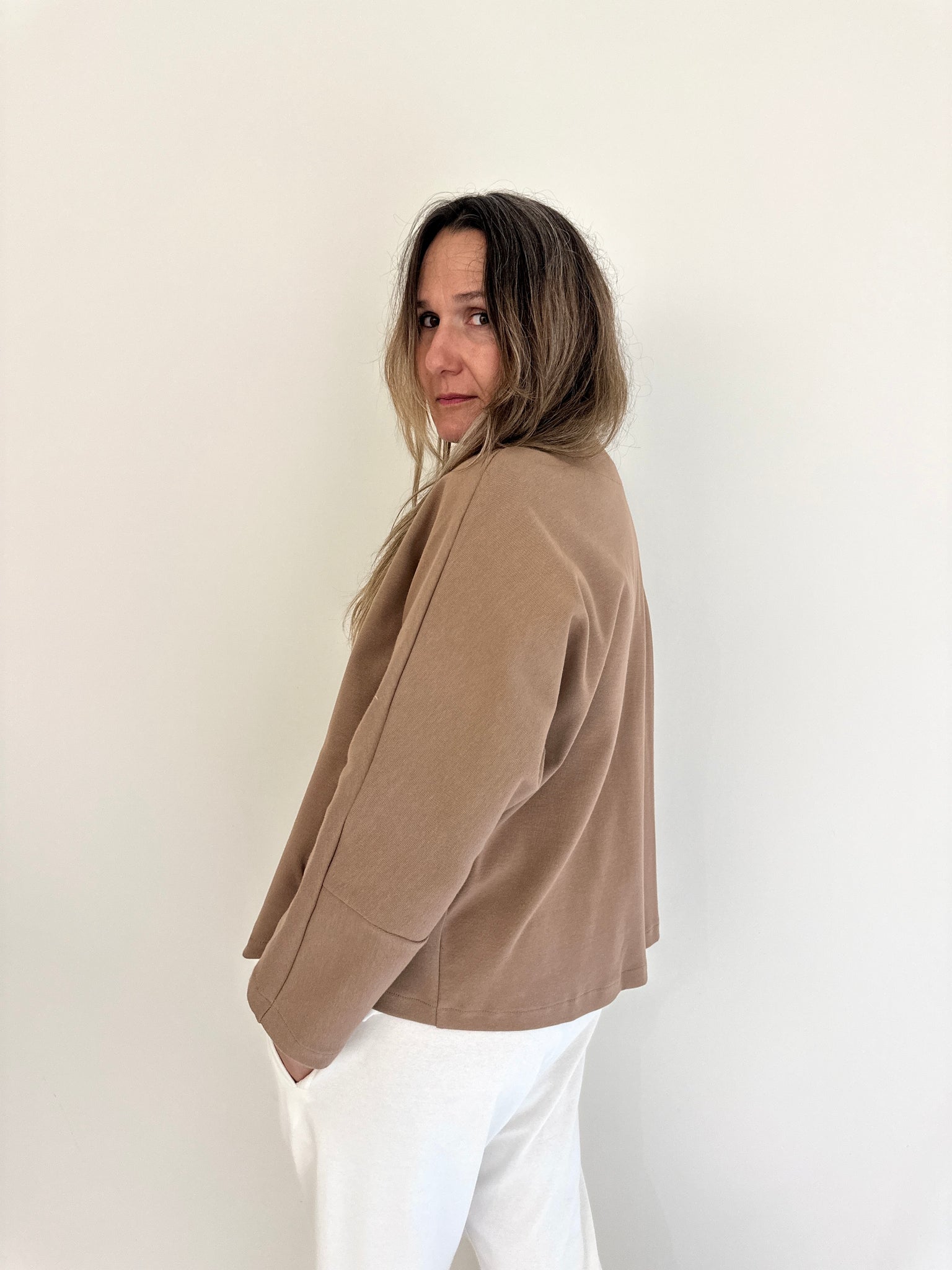 Chaqueta Irati de Maider Alzaga, color maquillaje, espalda.
