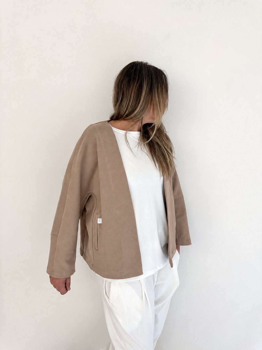 Chaqueta Irati de Maider Alzaga, color maquillaje, espalda.