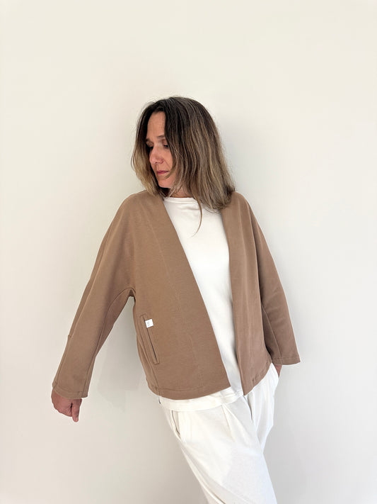 Chaqueta Irati de Maider Alzaga, color maquillaje, frontal.