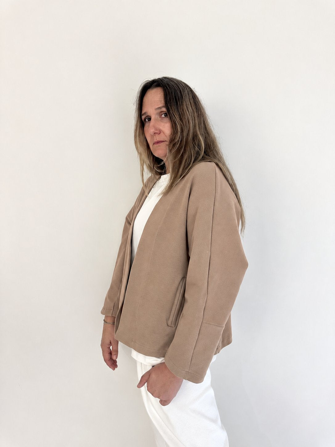 Chaqueta Irati de Maider Alzaga, color maquillaje, lateral.