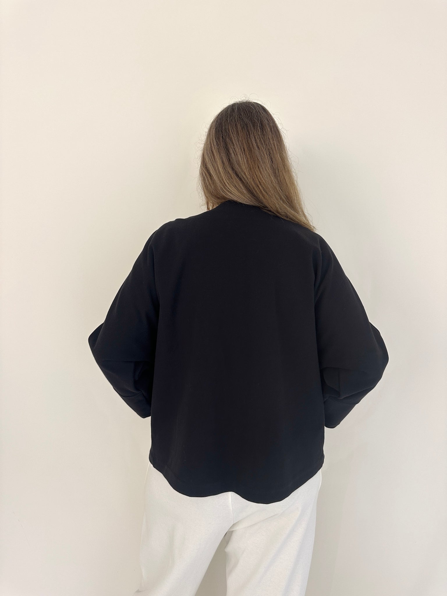 Chaqueta Irati de Maider Alzaga, color negra, espalda.