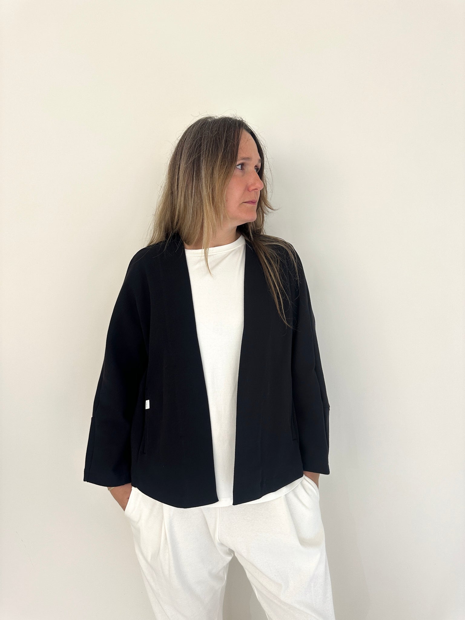Chaqueta Irati de Maider Alzaga, color negra, frontal.