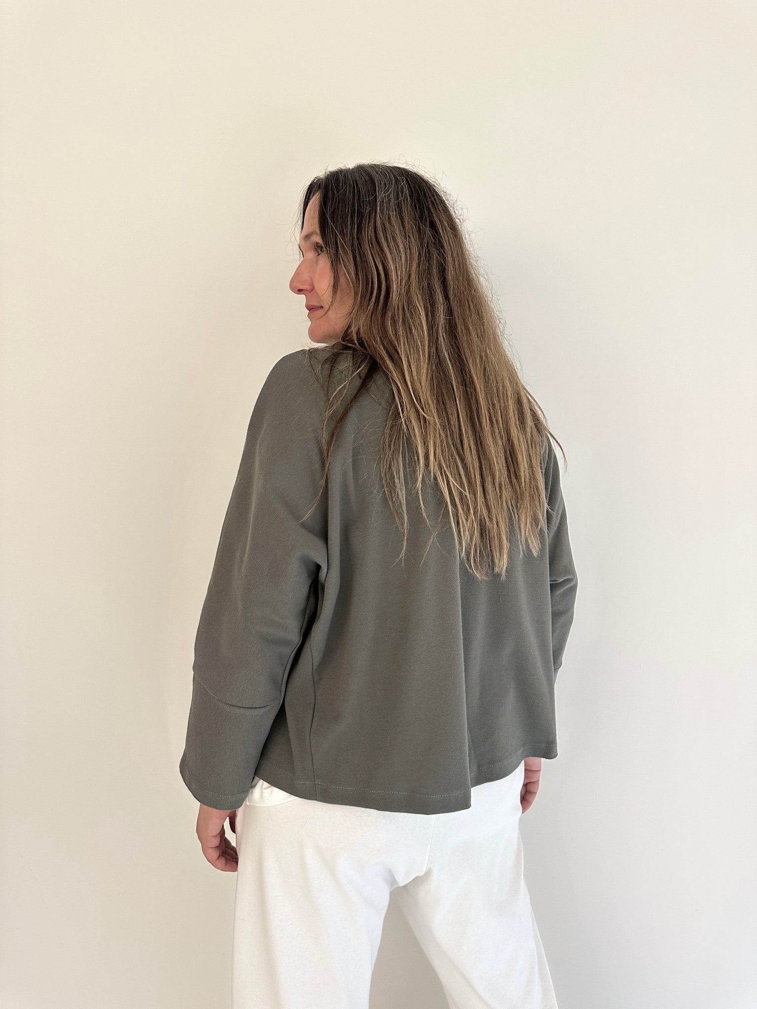 Chaqueta Irati de Maider Alzaga, color verde oliva, espalda.