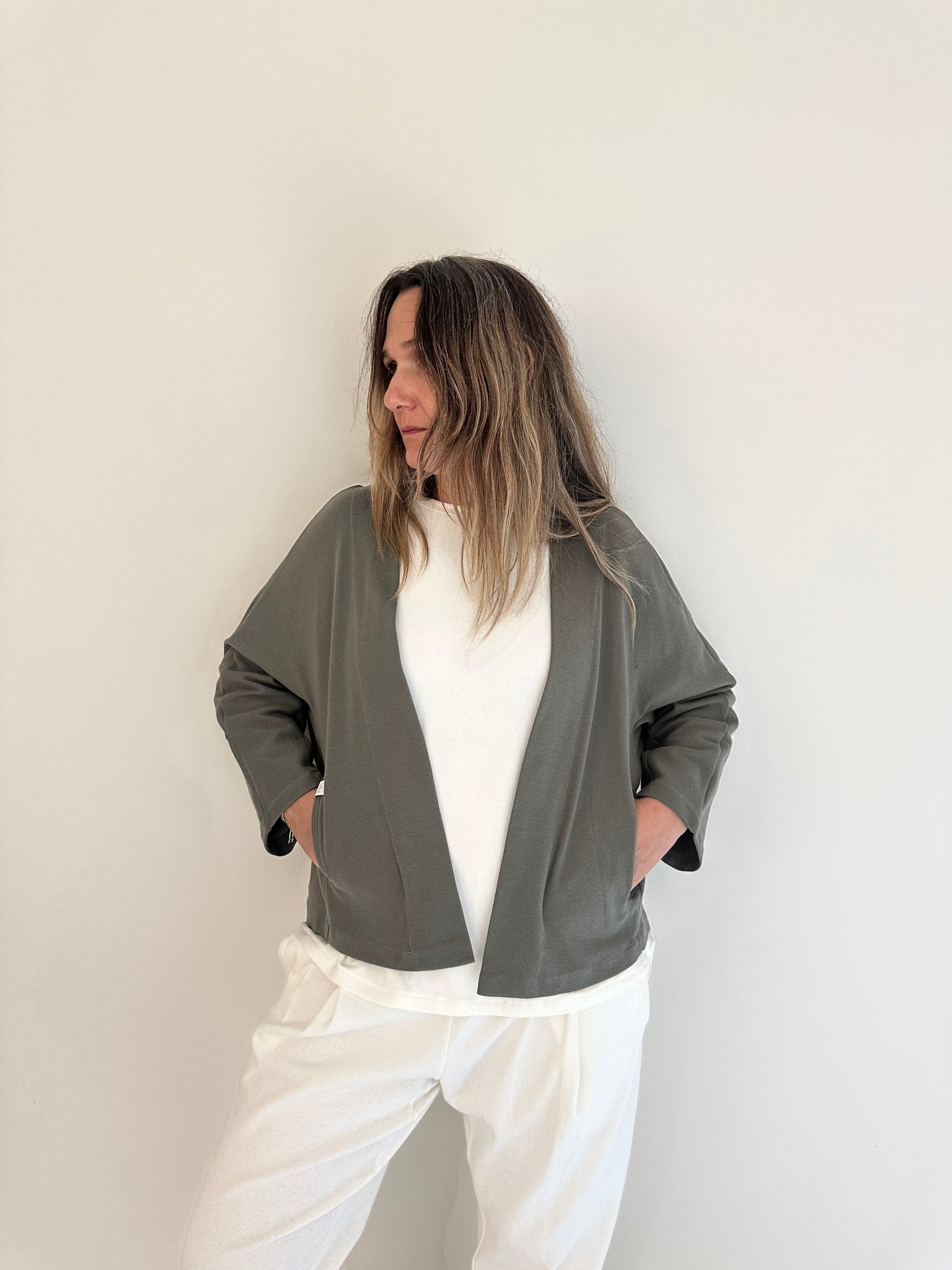 Chaqueta Irati de Maider Alzaga, color verde oliva, frontal.