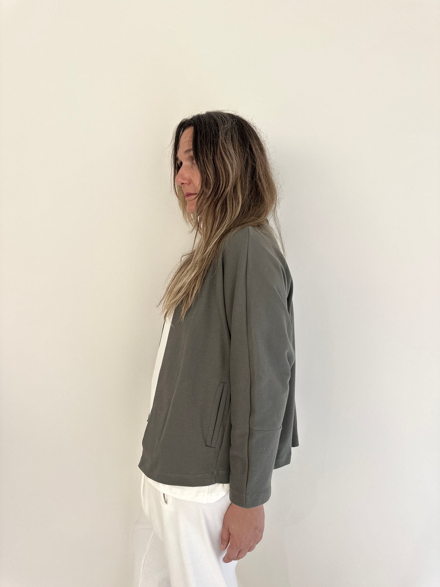 Chaqueta Irati de Maider Alzaga, color verde oliva, lateral.