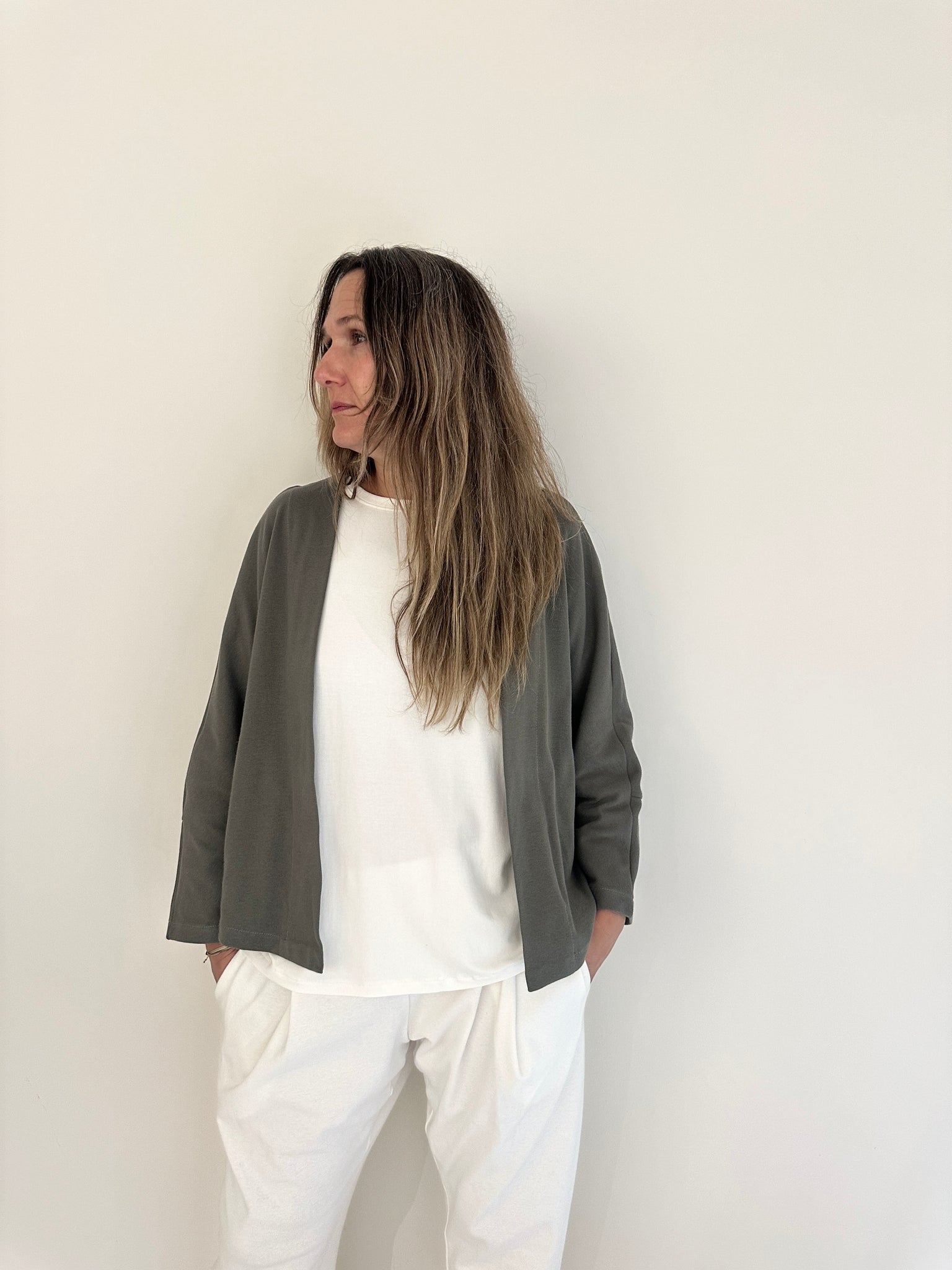 Chaqueta Irati de Maider Alzaga, color verde oliva, tres cuartos.