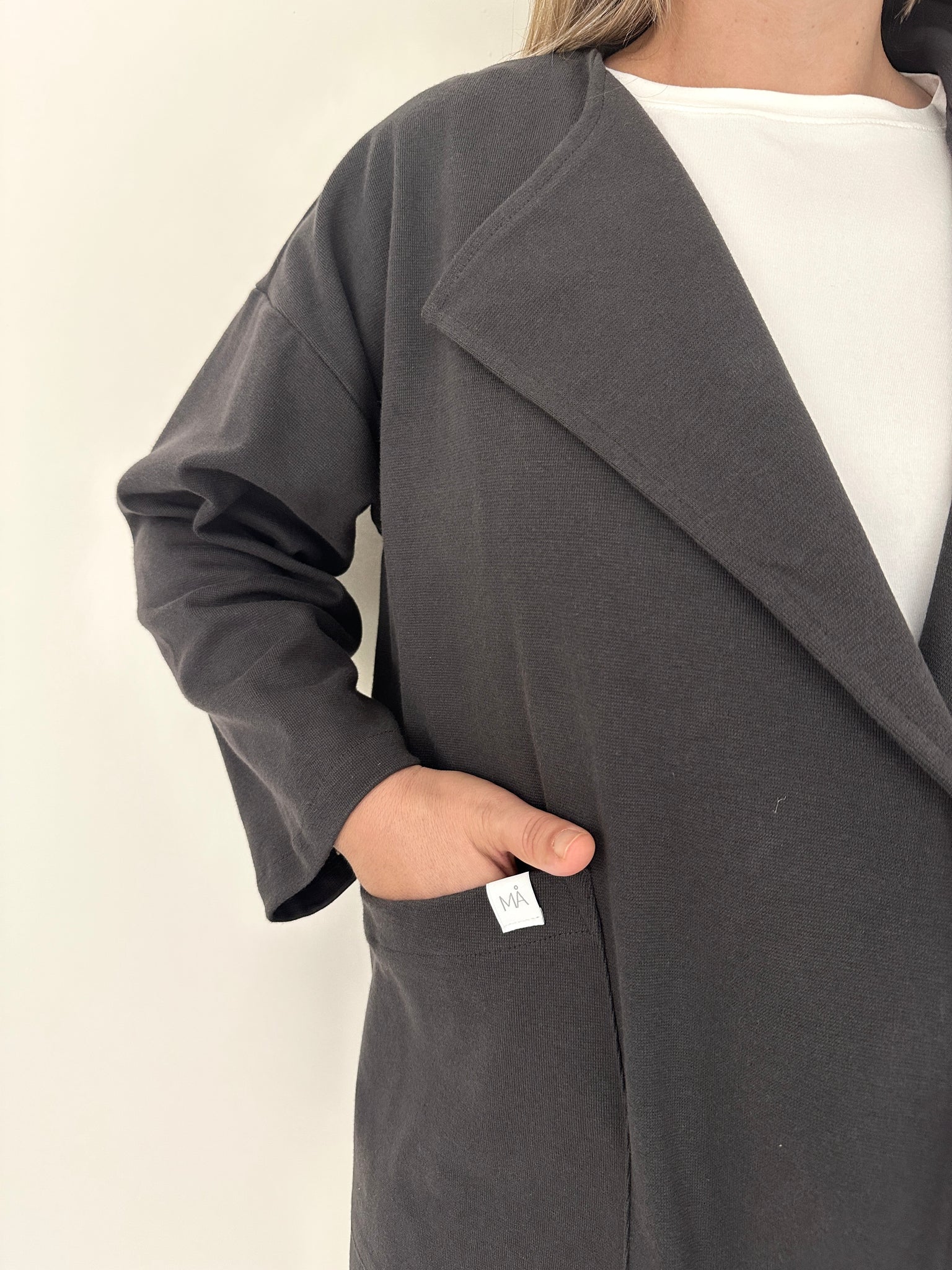 Chaqueta Jare de Maider Alzaga, color antracita, detalle solapa.