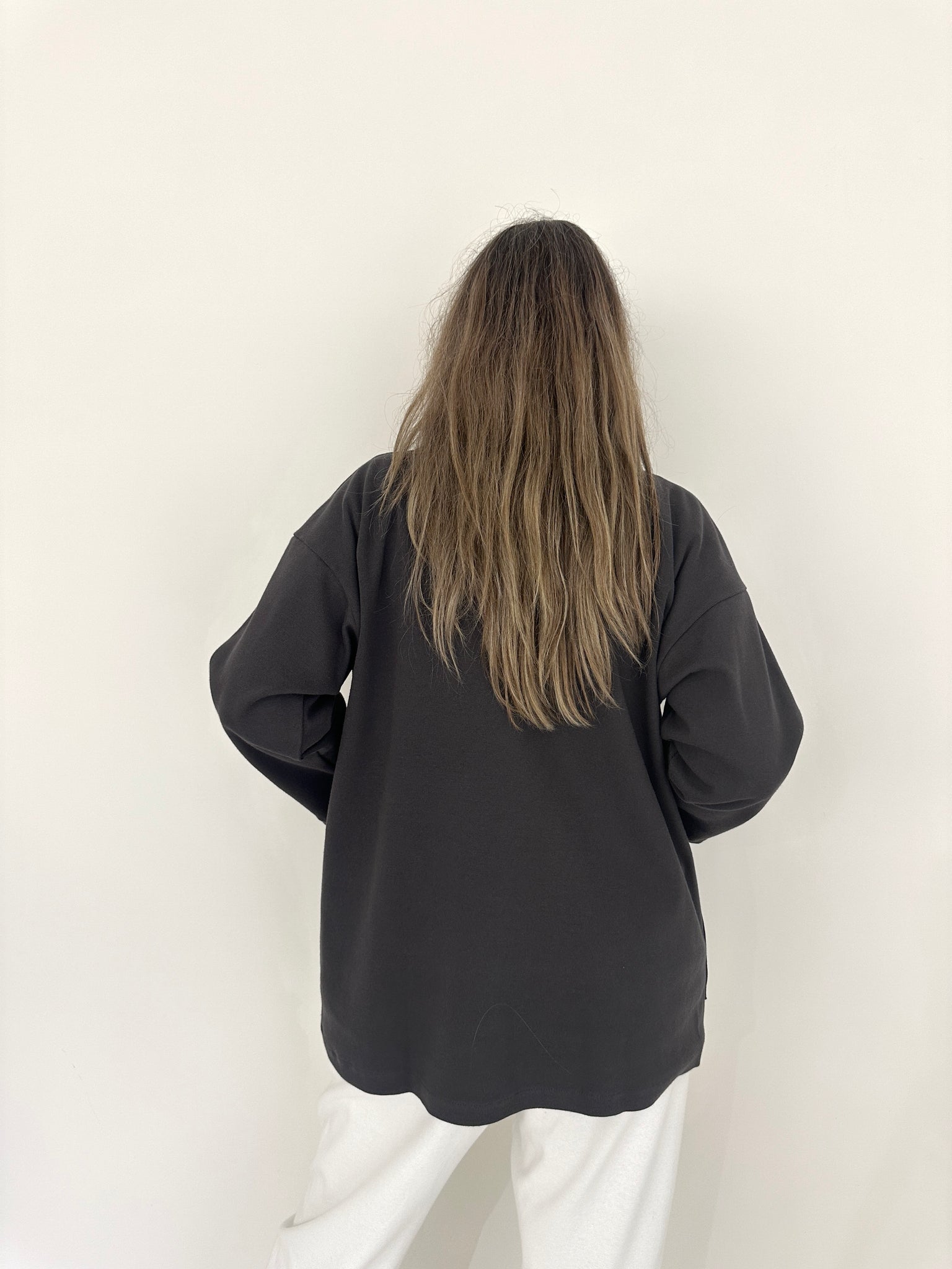 Chaqueta Jare de Maider Alzaga, color antracita, espalda.