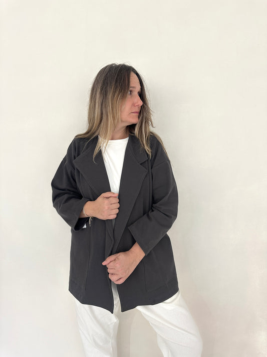 Chaqueta Jare de Maider Alzaga, color antracita, frontal.
