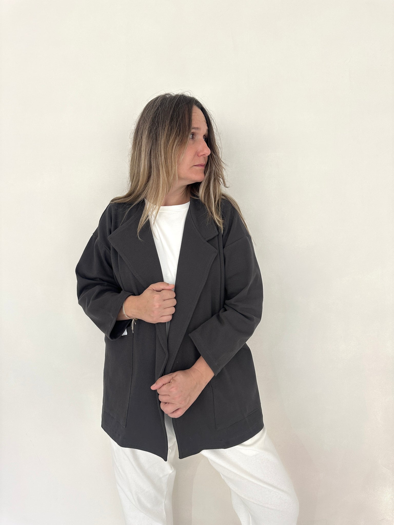 Chaqueta Jare de Maider Alzaga, color antracita, frontal.