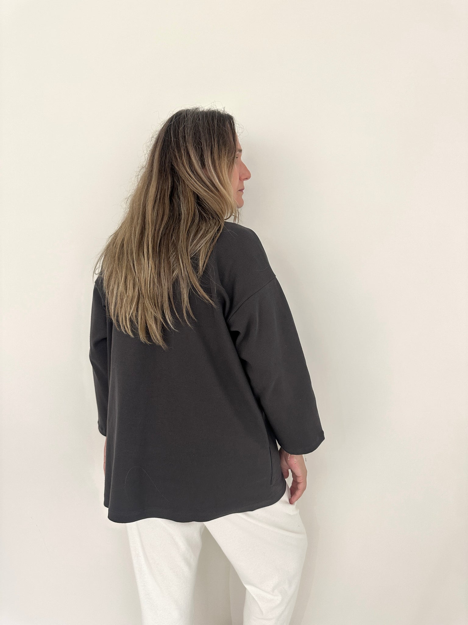 Chaqueta Jare de Maider Alzaga, color antracita, lateral.