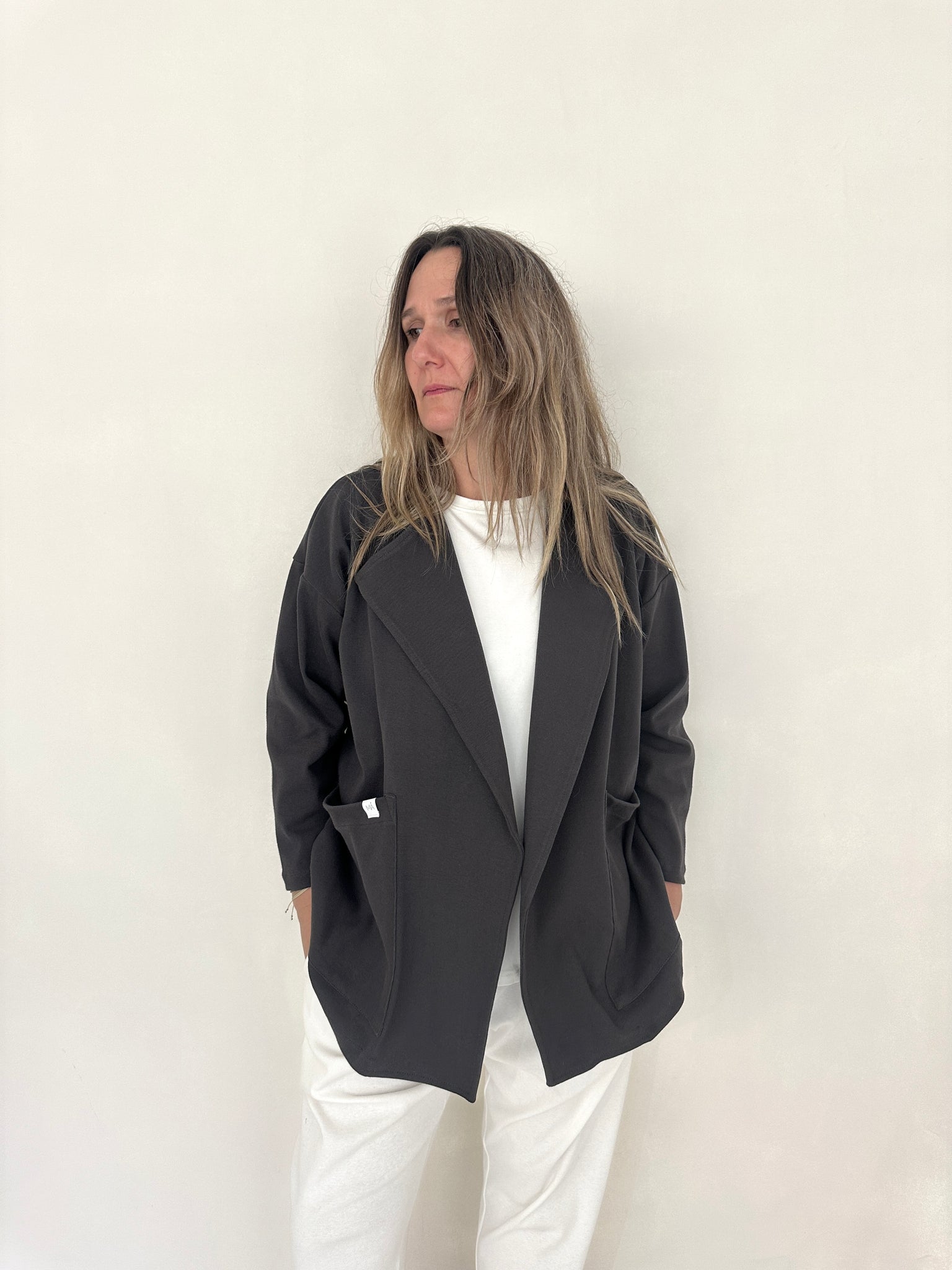 Chaqueta Jare de Maider Alzaga, color antracita, tres cuartos.