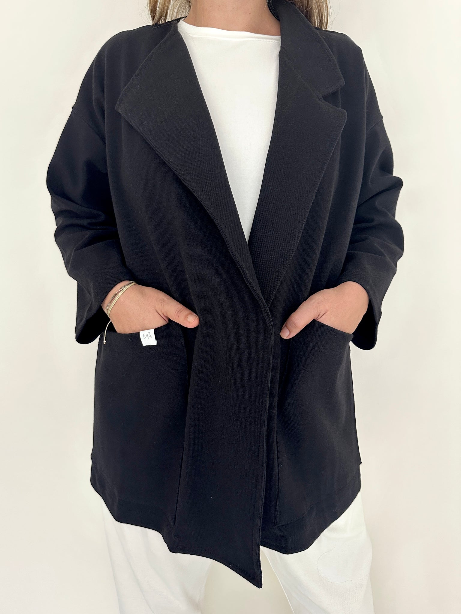Chaqueta Jare de Maider Alzaga, color negra, detalle delantero.