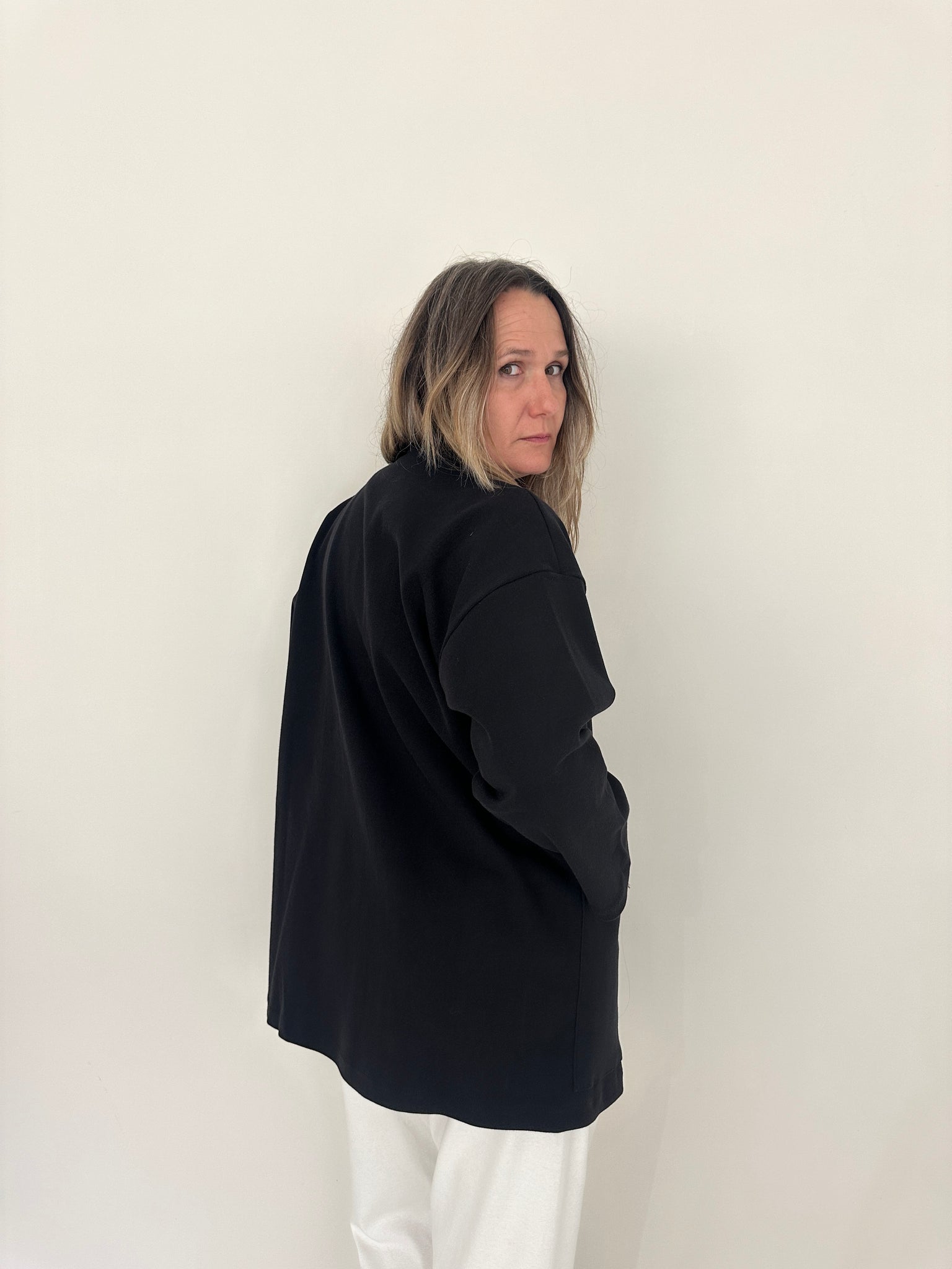 Chaqueta Jare de Maider Alzaga, color negra, espalda.