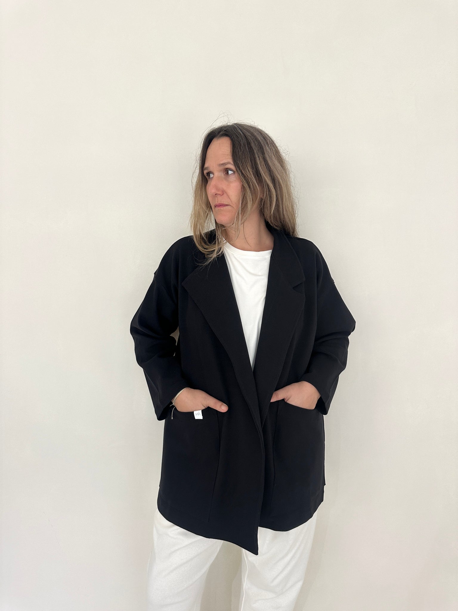 Chaqueta Jare de Maider Alzaga, color negra, frontal.