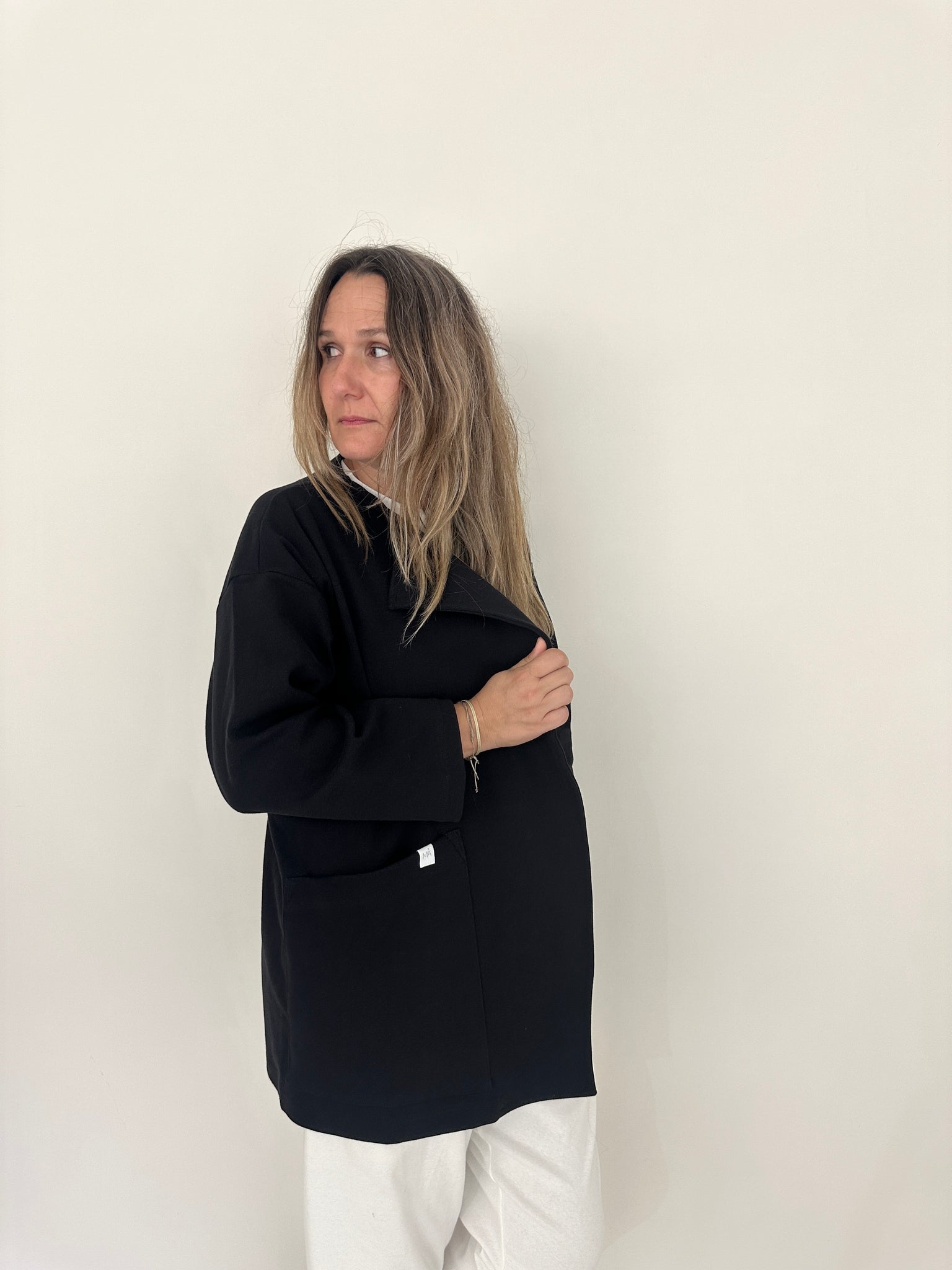 Chaqueta Jare de Maider Alzaga, color negra, lateral.