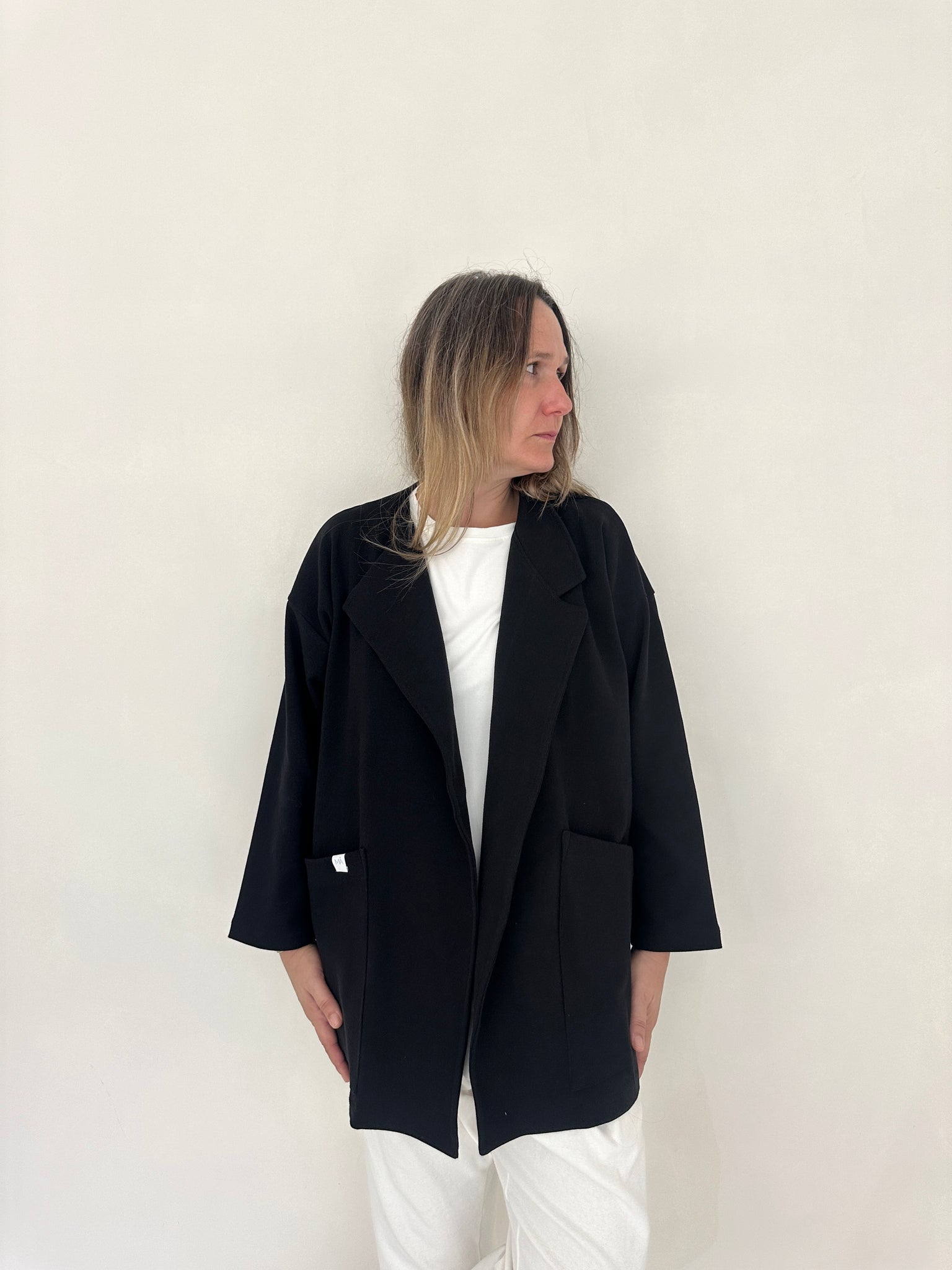 Chaqueta Jare de Maider Alzaga, color negra, tres cuartos.