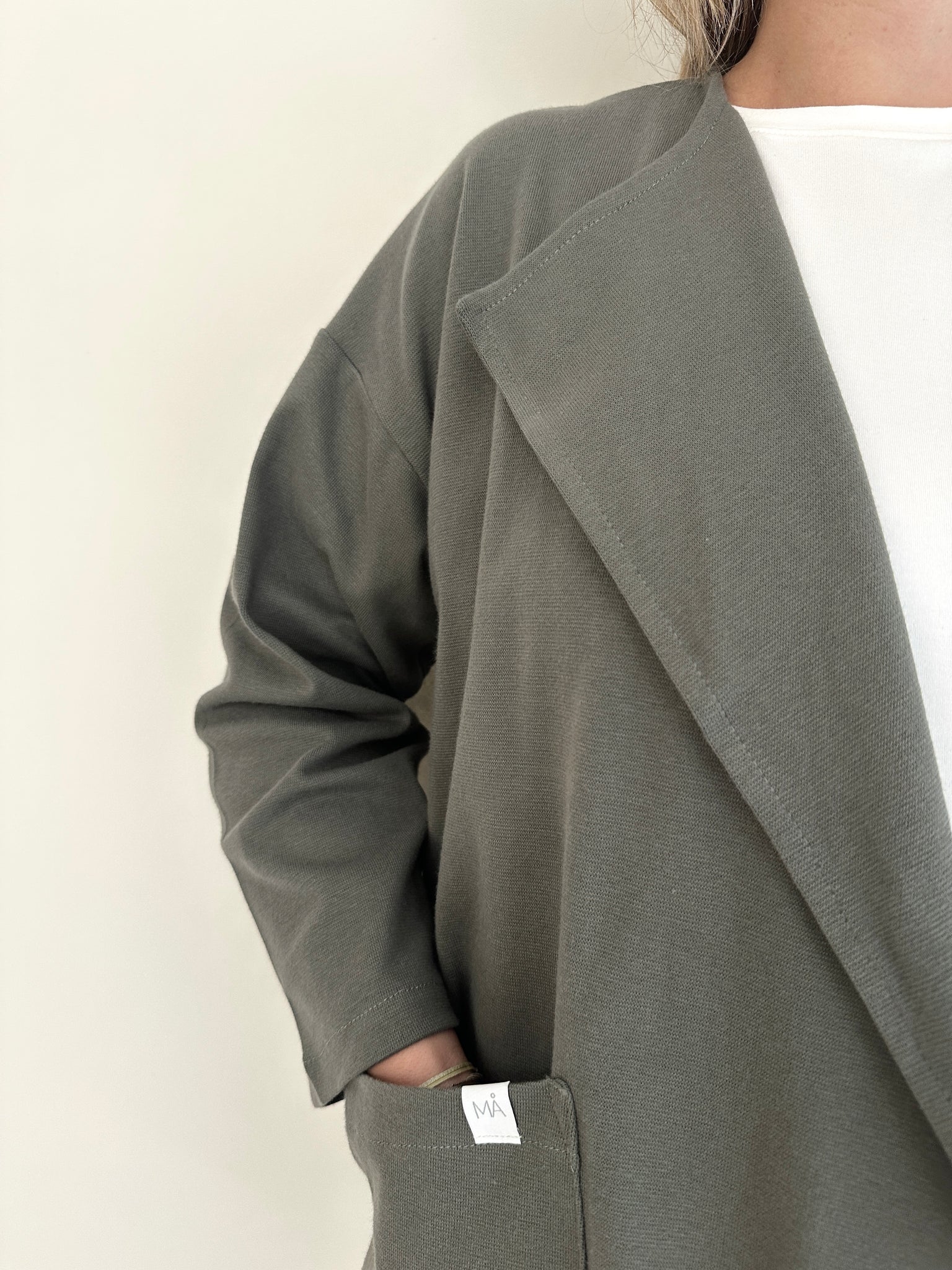 Chaqueta Jare de Maider Alzaga, color verde oliva, detalle solapa.