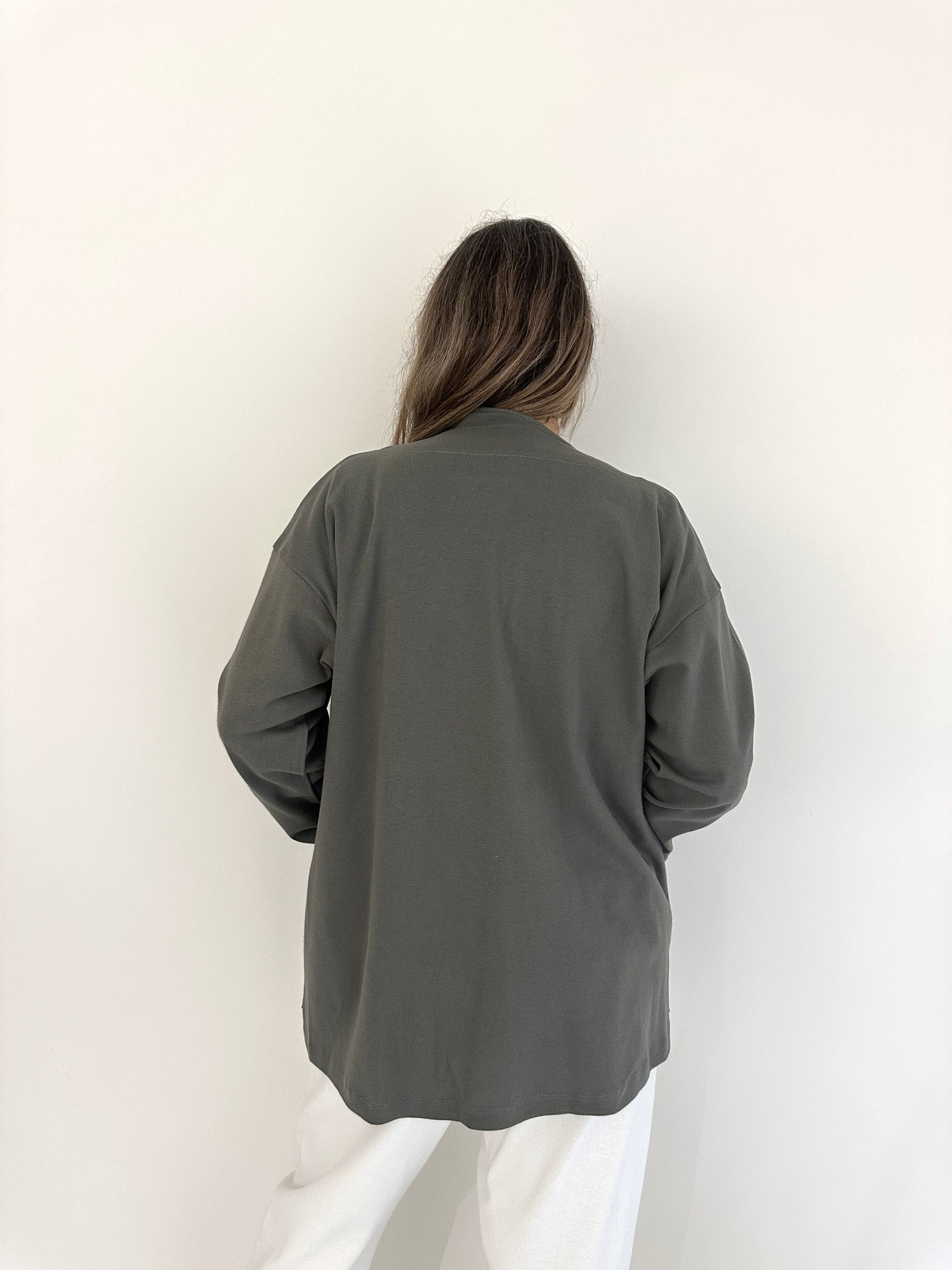Chaqueta Jare de Maider Alzaga, color verde oliva, espalda.