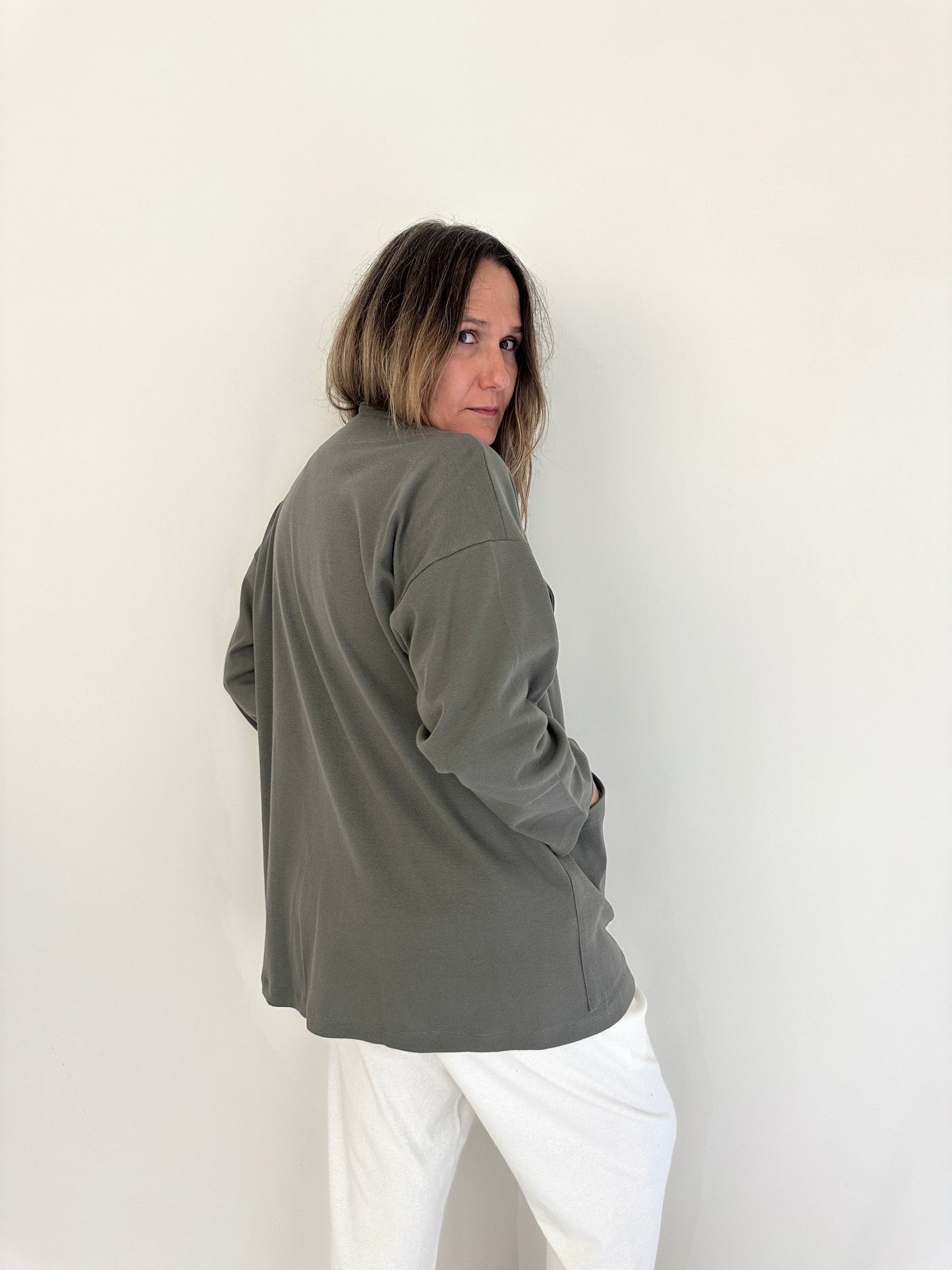 Chaqueta Jare de Maider Alzaga, color verde oliva, lateral.