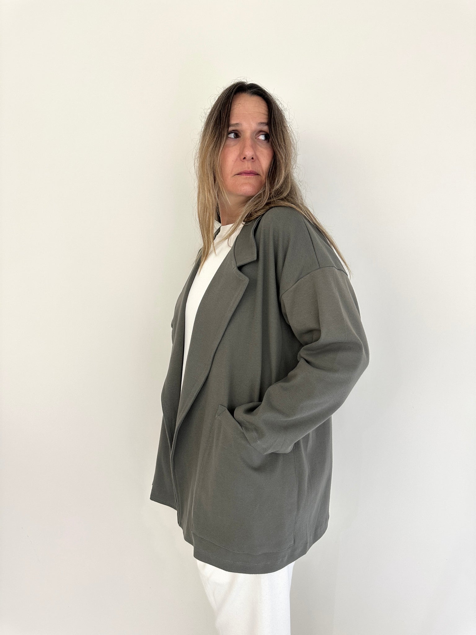 Chaqueta Jare de Maider Alzaga, color verde oliva, tres cuartos.
