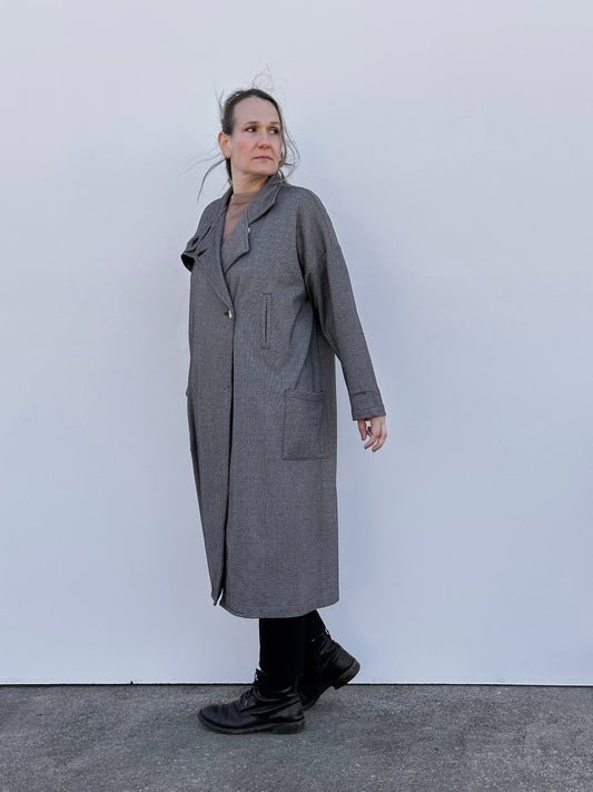 Gabardina Malene gris jaspeado de Maider Alzaga, fotografía 1.