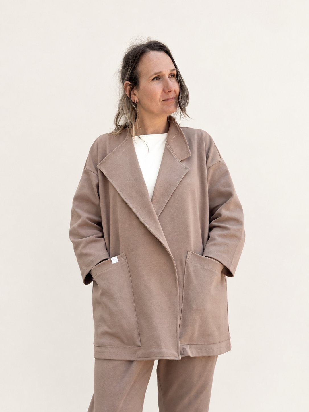 JARE CHAQUETA ASIMÉTRICA MAQUILLAJE de Maider Alzaga, fotografía 1.