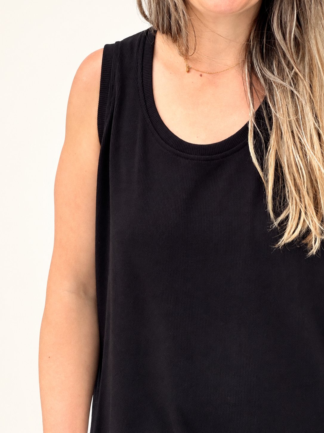 Maider Alzaga — jone  vestido canale negro, fotografía 2