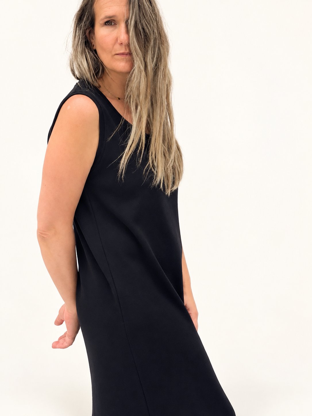 Maider Alzaga — jone  vestido canale negro, fotografía 3