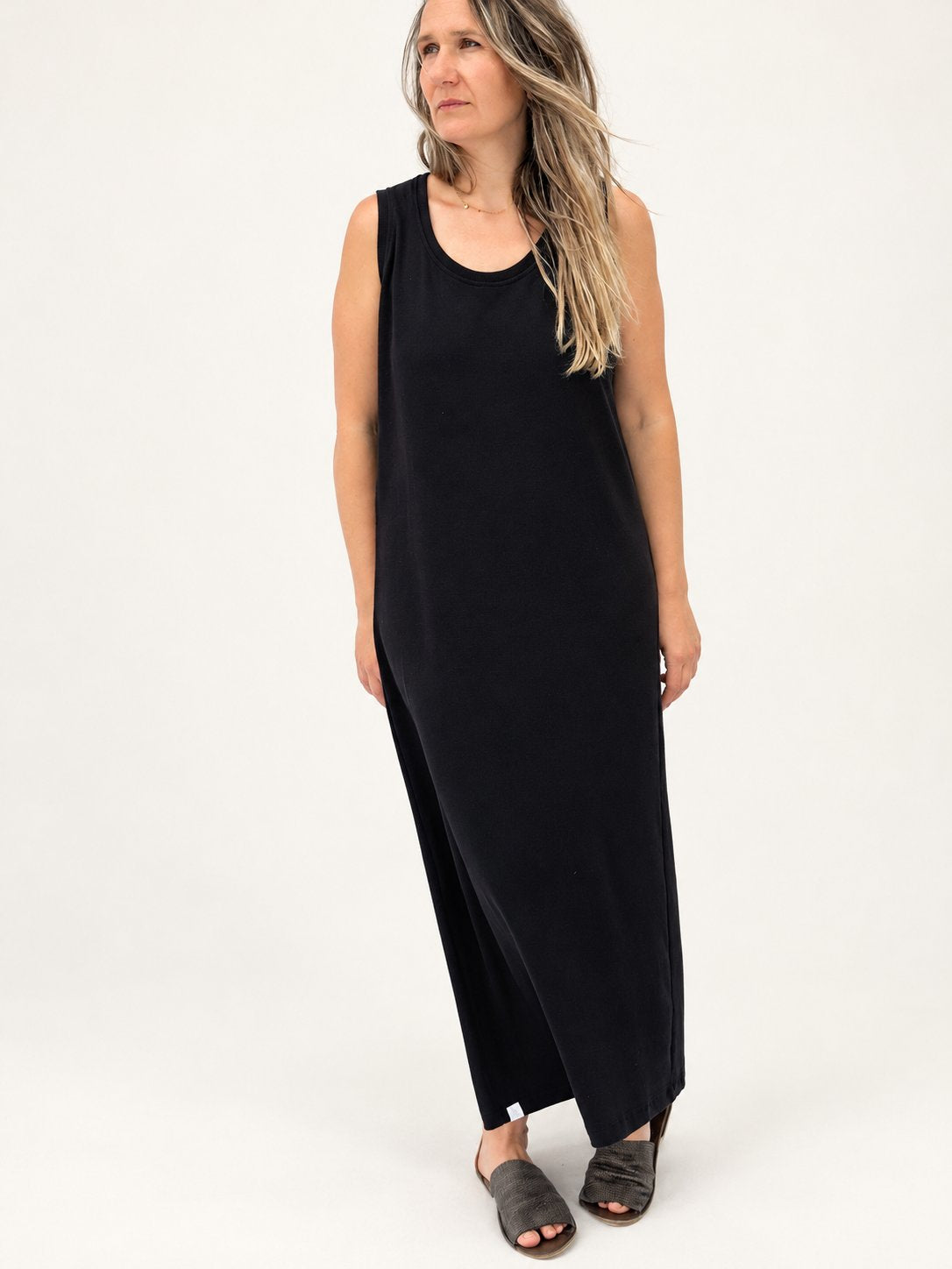 Maider Alzaga — jone  vestido canale negro, fotografía 4