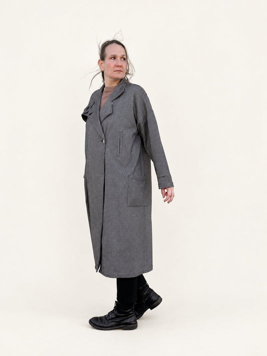 MALENE GABARDINA GRIS JASPEADO de Maider Alzaga, fotografía 1.