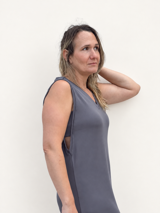 Maider Alzaga — mertxe vestido tiras gris, fotografía 1