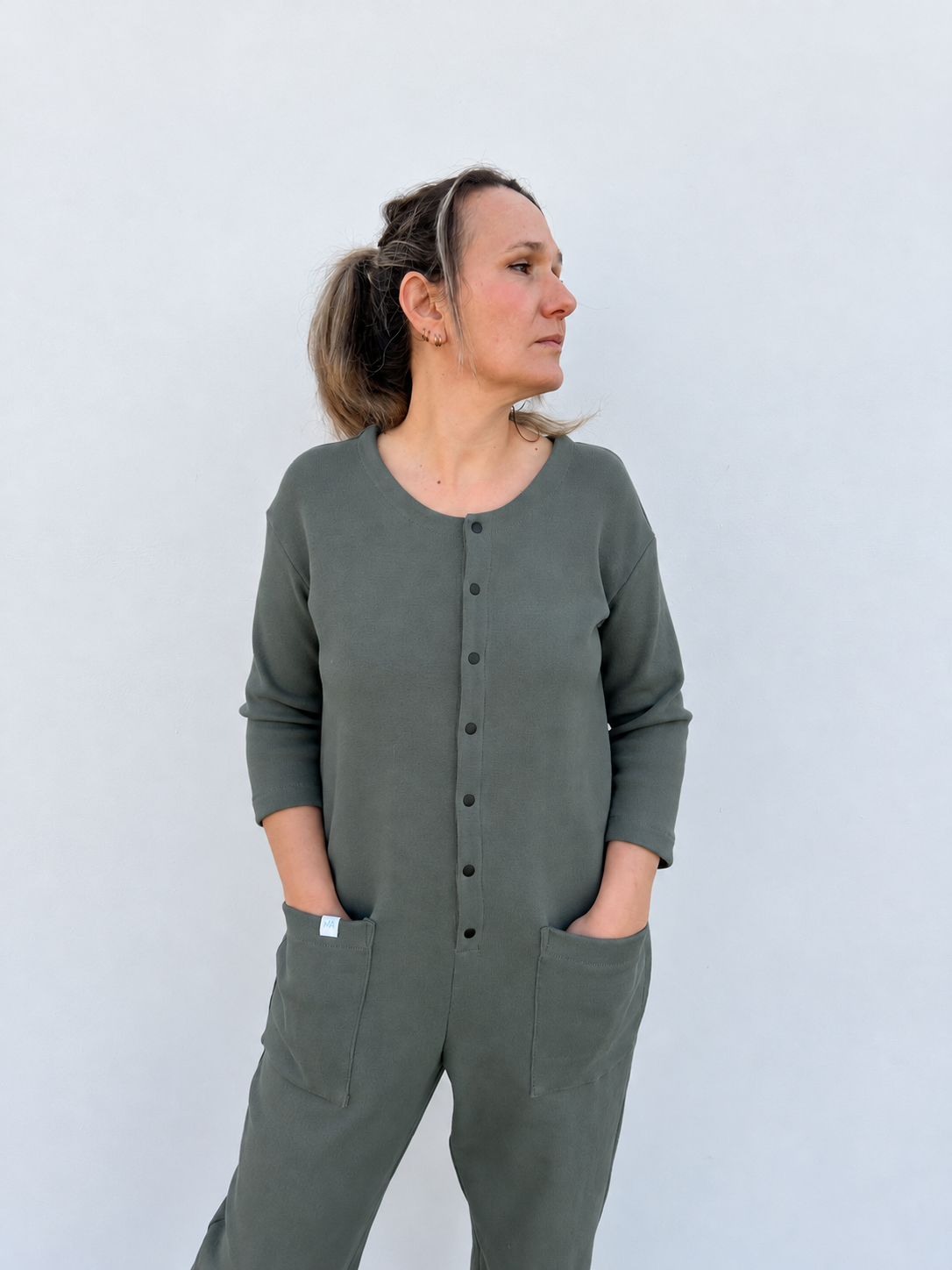 Maider Alzaga — mono Ilargi gris verdoso, detalle del tejido y corchetes
