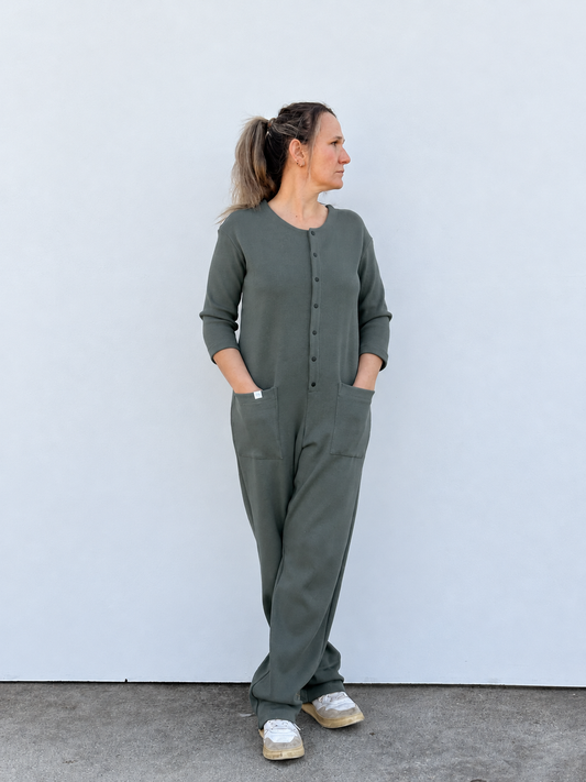Maider Alzaga — mono Ilargi gris verdoso, vista frontal