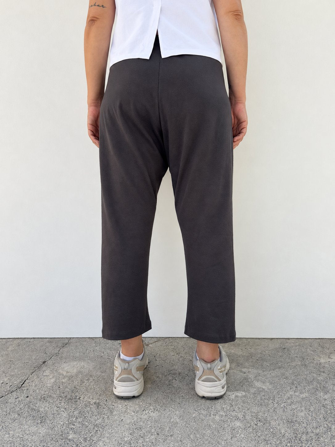 Pantalón Daniela antracita de Maider Alzaga, fotografía 3