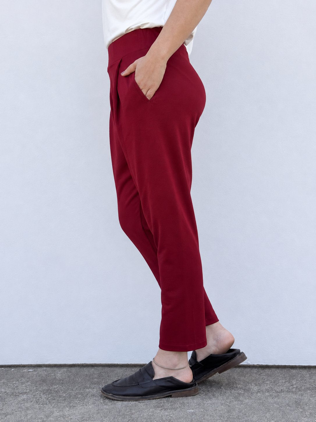 Pantalón Daniela burdeos de Maider Alzaga, fotografía 3