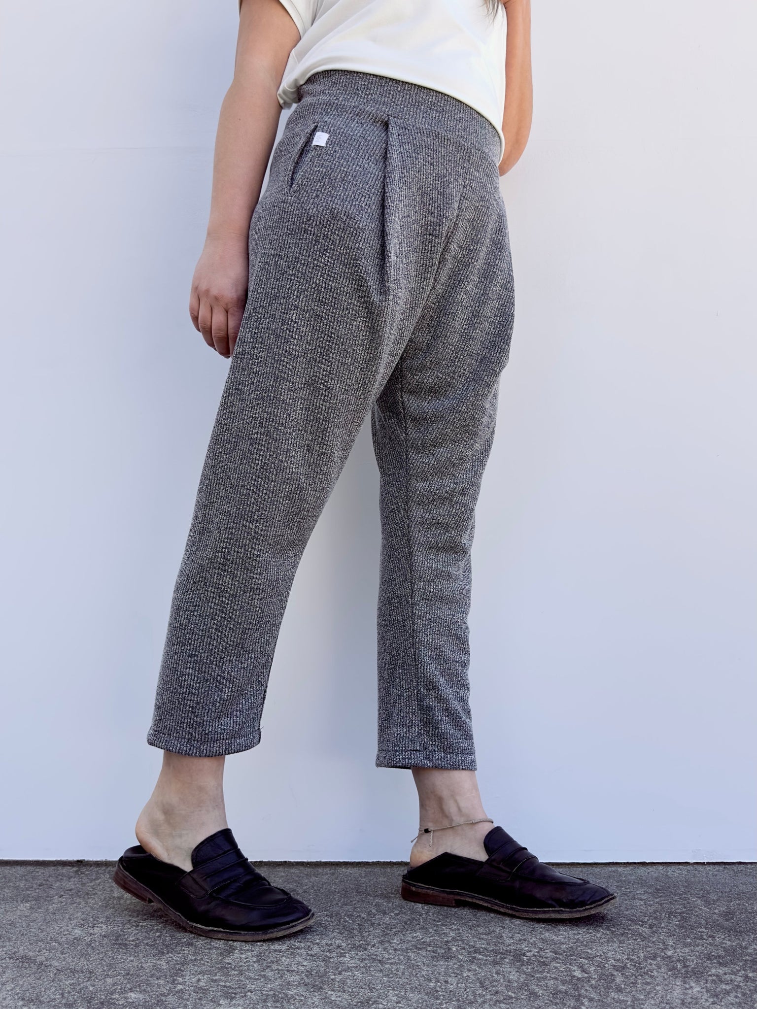 Pantalón Daniela gris canalé de Maider Alzaga, vista tres cuartos.
