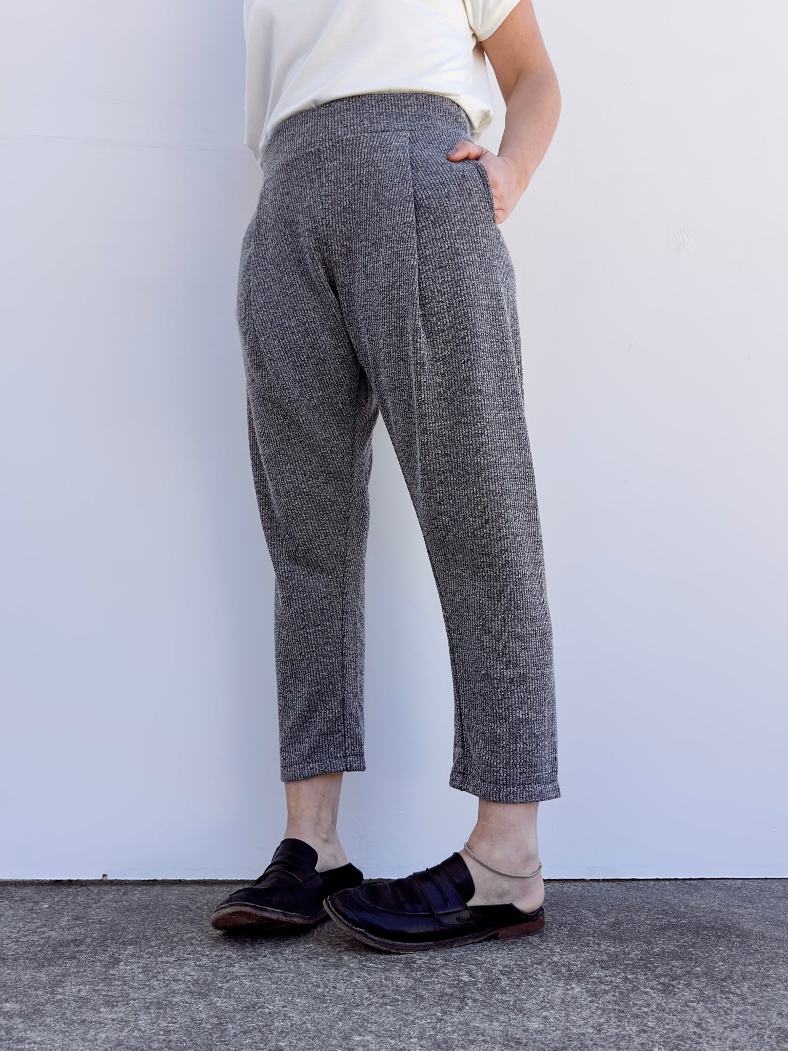 Pantalón Daniela gris canalé de Maider Alzaga, vista frontal.