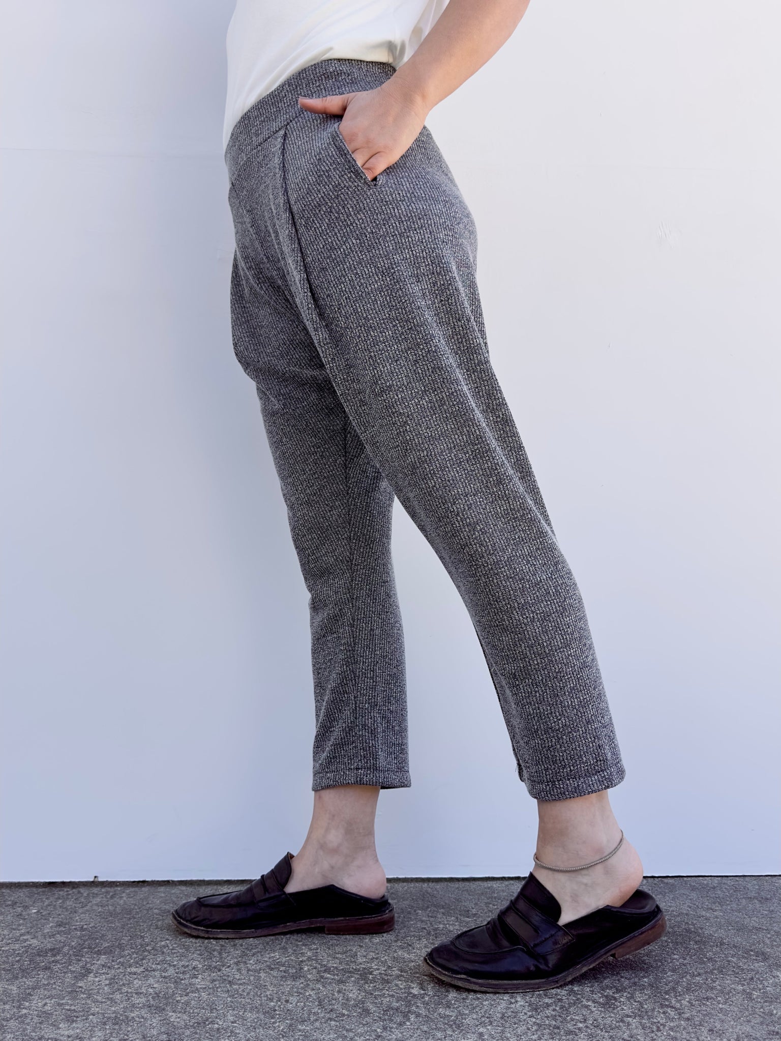 Pantalón Daniela gris canalé de Maider Alzaga, vista lateral.